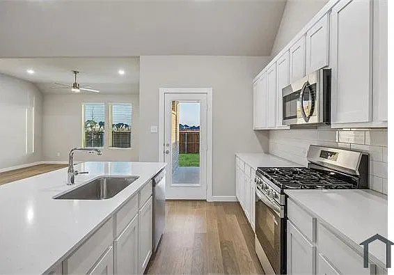 6 bed, 3608 sqft, $4,400 — Photo 2