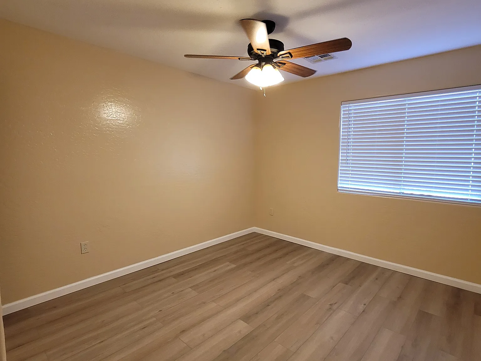 3 bed, 1000 sqft, $1,500 — Photo 2