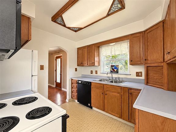 5th image of 1143 Greentree Rd