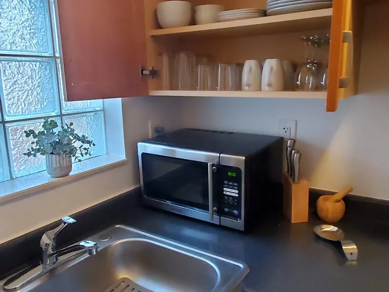All kitchen plates and appliances included