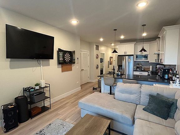3rd image of 1646 W Belmont Ave #201