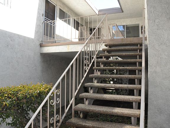 5th image of 121 E Live Oak St #J
