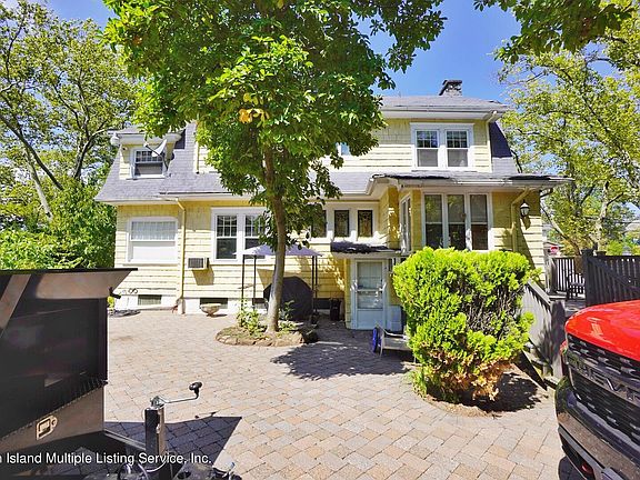 3rd image of 260 College Ave