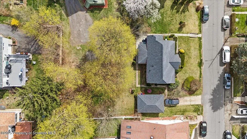 131 Arnold Ave — Photo 3