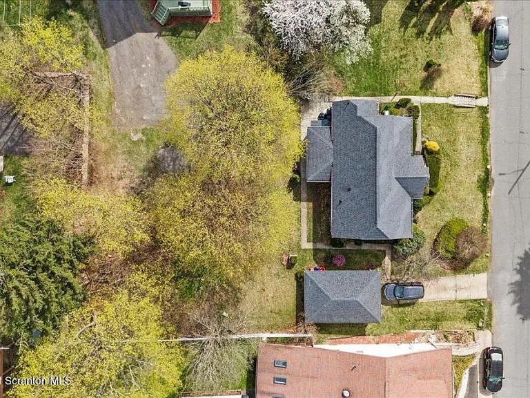 131 Arnold Ave — Photo 3