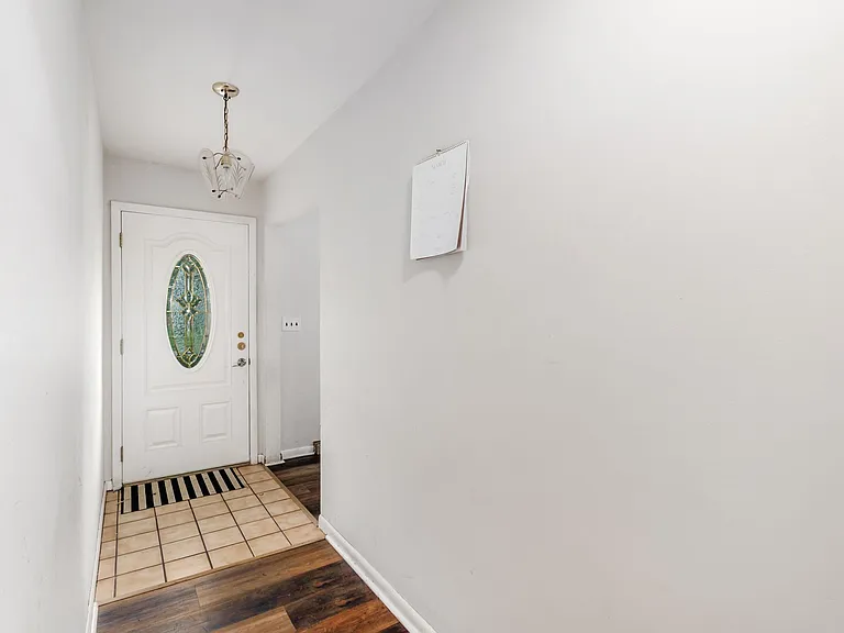 2349 Beverly Pl — Photo 17