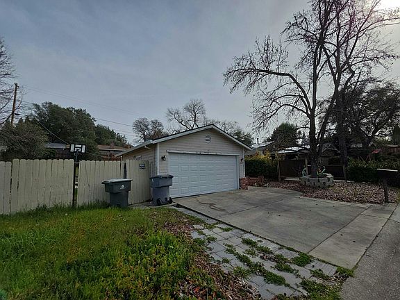 3rd image of 8147 Briar Way