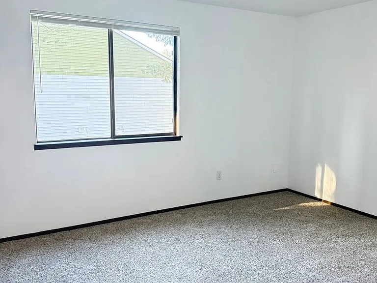 12334 SW Sussex St — Photo 16