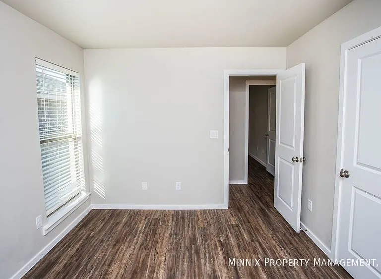 2027 Kenwood Ave — Photo 31