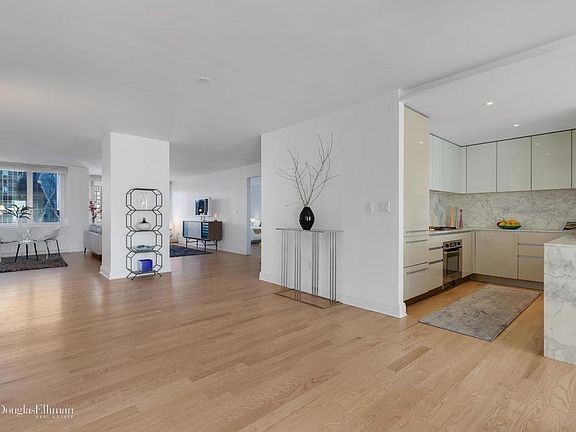 3rd image of 322 W 57th St APT 44P4