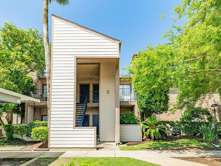 7098 N Holiday Dr — Photo 1