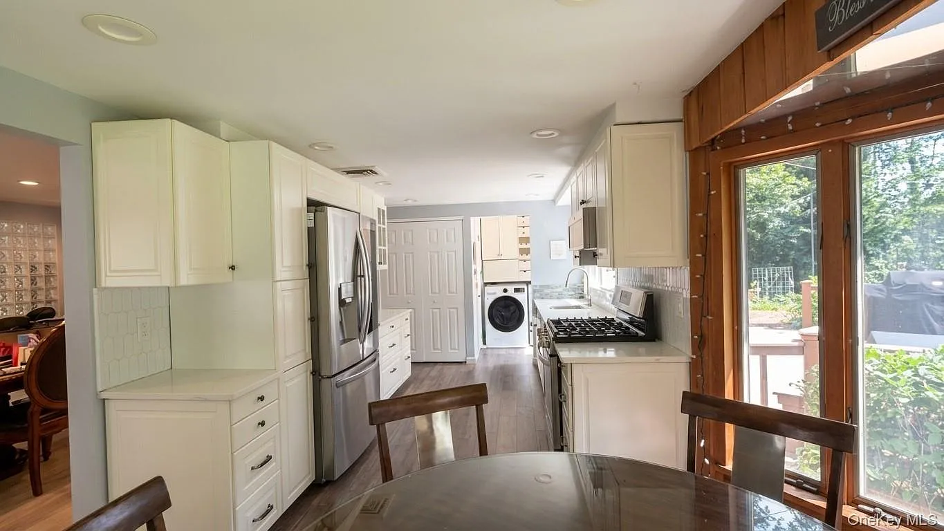 4 bed, 2.5 bath, 3000 sqft, $6,000 — Photo 4