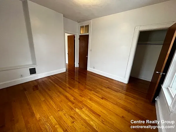 3 bed, 1.0 bath, 1100 sqft, $3,300 — Photo 3