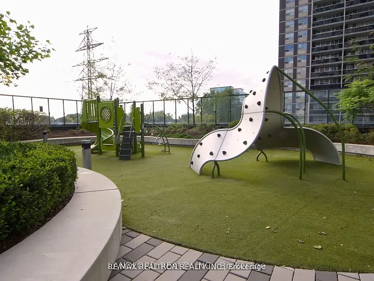 5 Mabelle Ave #Penthouse 33 — Photo 28