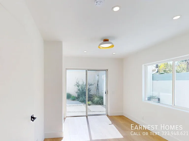 15242 Morrison St — Photo 16