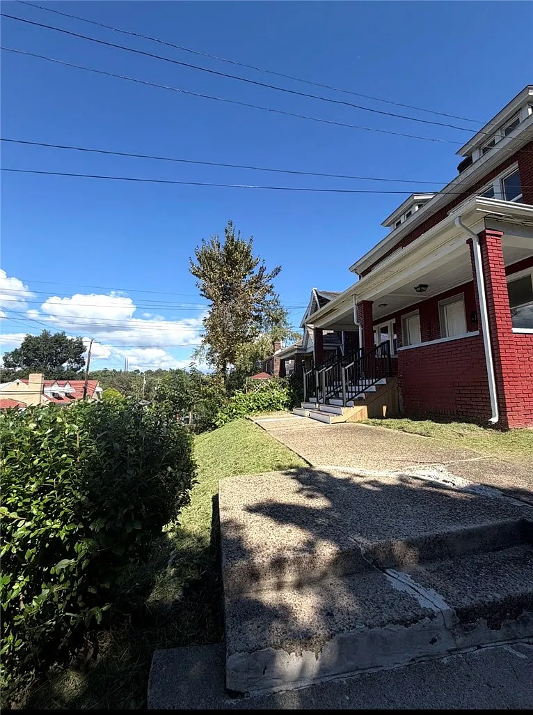3 bed, $1,800 — Photo 2