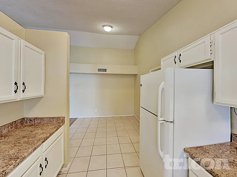 102 W Ivyglen St — Photo 21