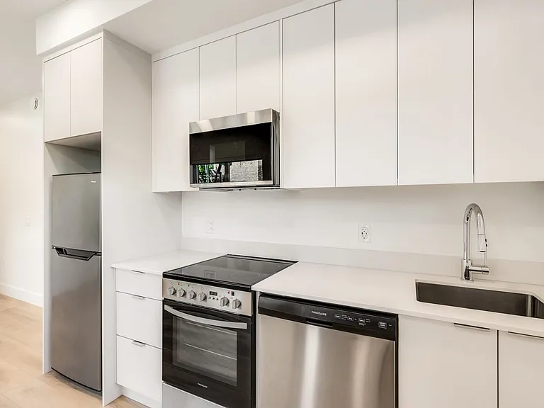 1124 Vancouver St — Photo 7