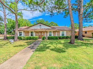 2618 Meadow Lake Dr, Grand Prairie, TX 75050