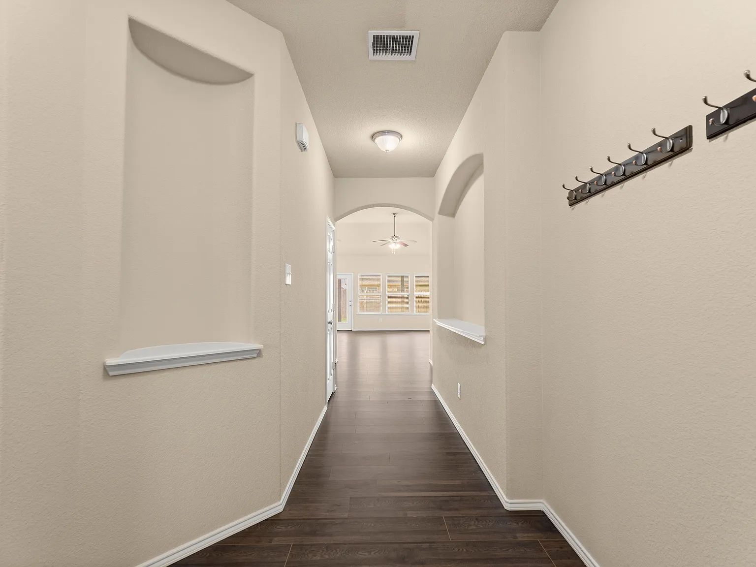 3 bed, 1754 sqft, $2,200 — Photo 2