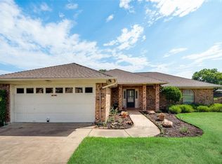 1 Green Tee Ct, Pantego, TX 76013