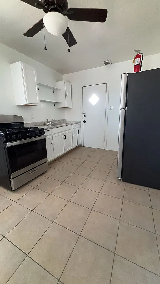 1102 Edith Blvd SE — Photo 2