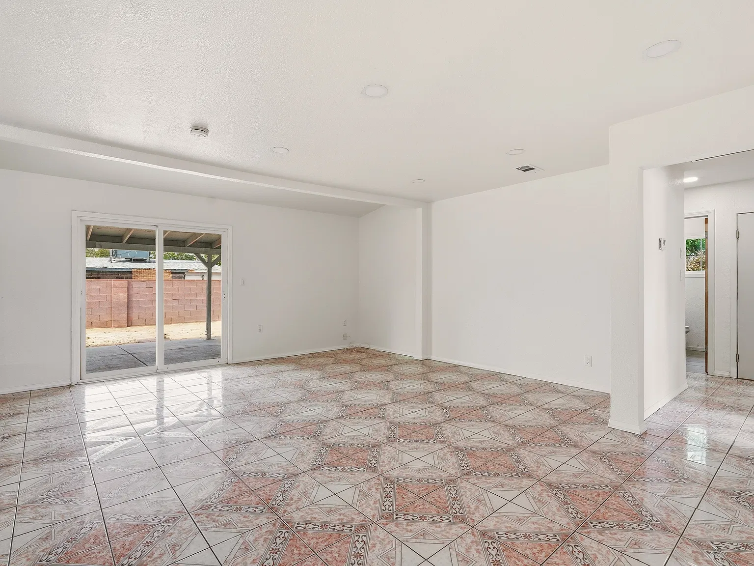 3 bed, 1005 sqft, $2,600 — Photo 3