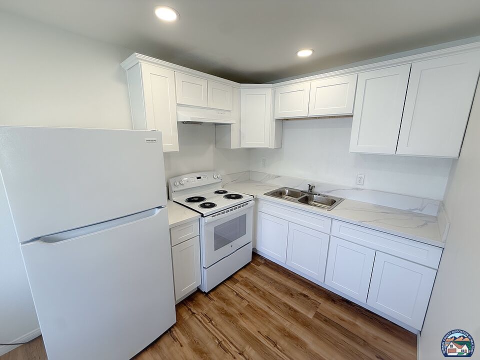 1st image of 912 E 4th St #6