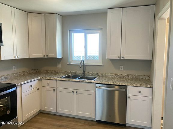 5th image of 998 Roberts St
