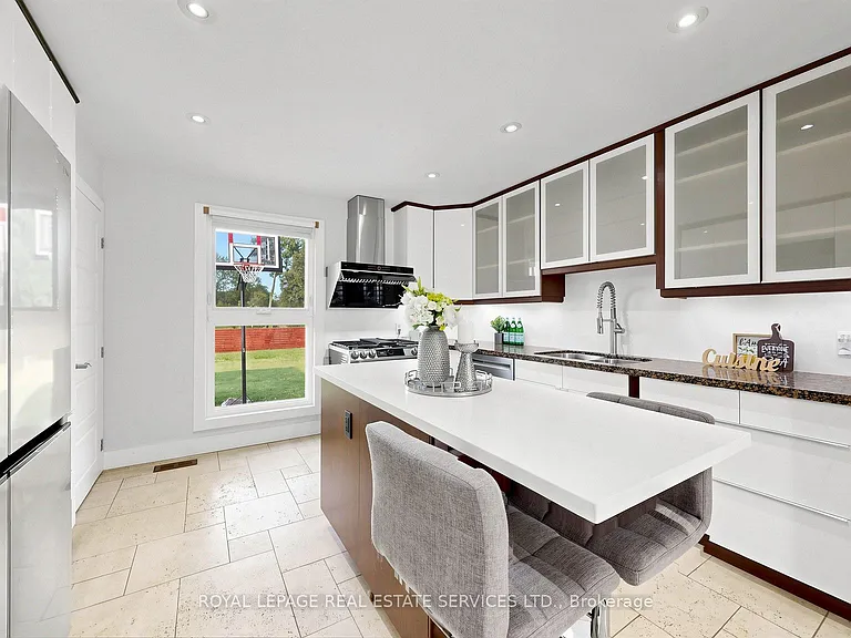 285 Bronte Rd — Photo 12