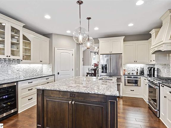 3rd image of 17 Hidden Lake Ct