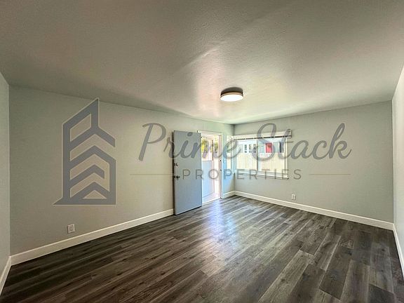 5th image of 122 Asbury St