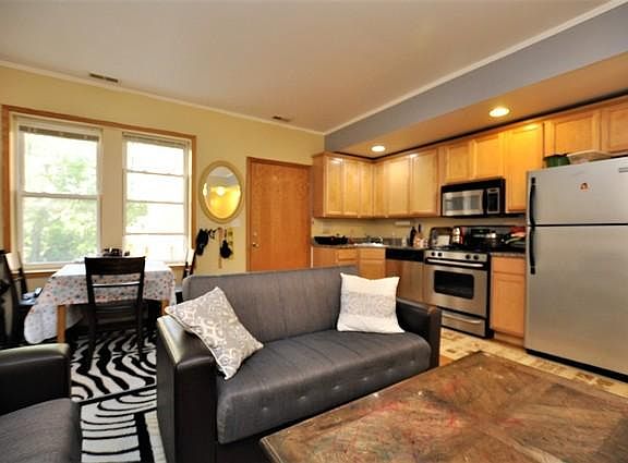3rd image of 6312 N Fairfield Ave APT 2B