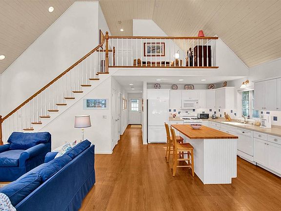 Kitchen with Breakfast Bar