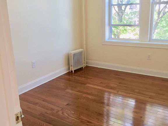4th image of 220 51st St APT 19