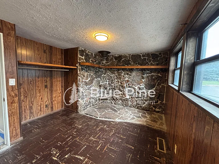 1080 Halsey St — Photo 7