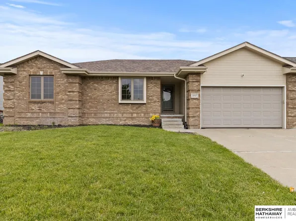 21527 Amber Dr, Gretna, NE 68028