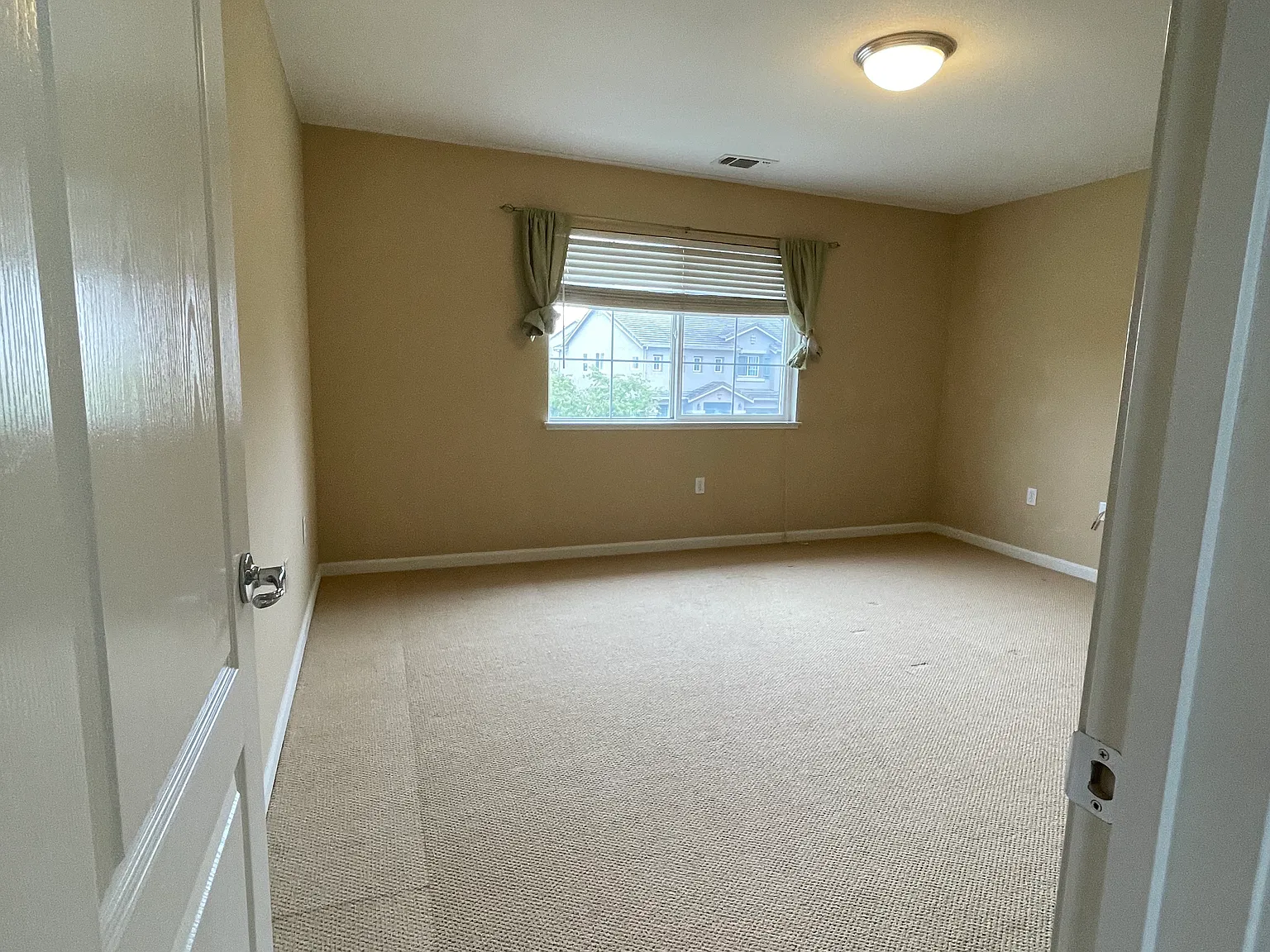 5 bed, 3446 sqft, $1,000 — Photo 4