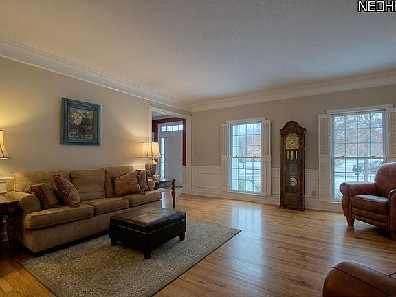 4th image of 475 Fox Hill Dr