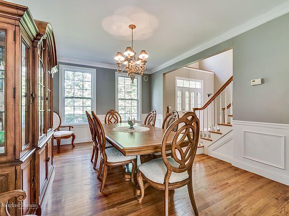 5th image of 10 Magnolia Ln