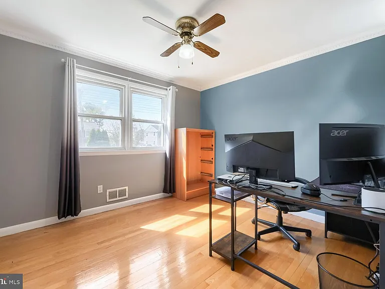114 E Seminary Ave — Photo 14