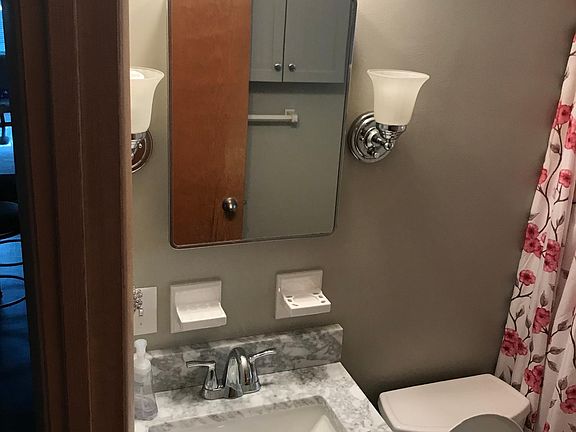 4th image of 724 Village Dr