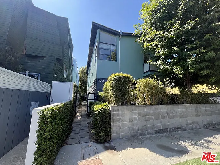 320 Indiana Ave #B — Photo 2