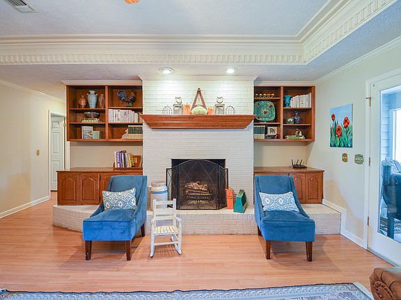 3rd image of 104 Brook Ave