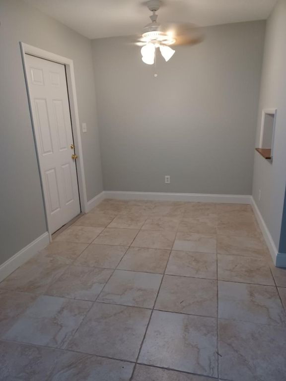 830 N Riverside Dr APT 212, photo 3