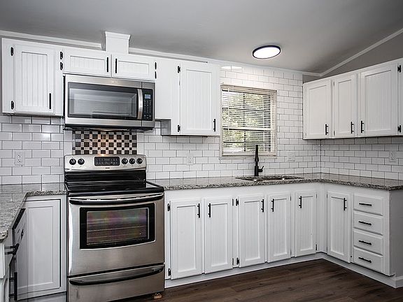 3rd image of 207 Laurel St