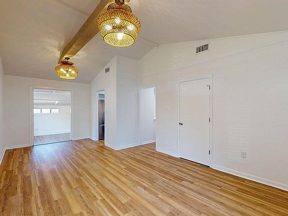 Entrance / Dinning RM
