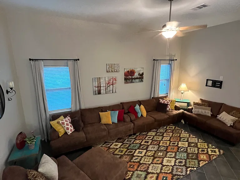 702 Easton Dr — Photo 5