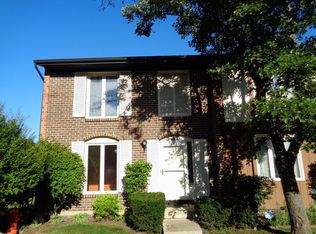 35 Cypress Sq, Elgin, IL 60123