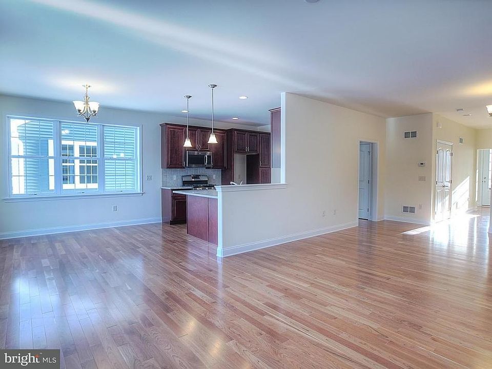 1st image of 144 Sawgrass Dr